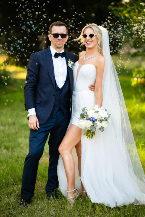 Elegancki portret ślubny Kasi i Łukasza w ogrodzie